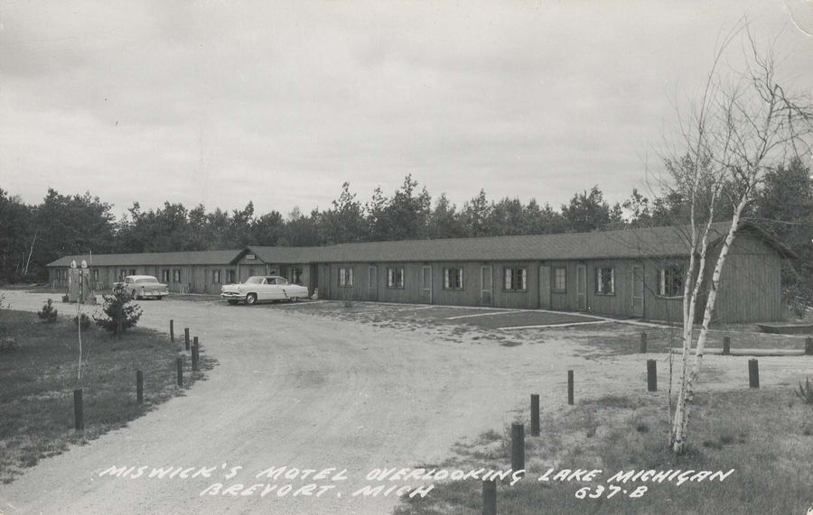 Miswicks Modern Motel - Vintage Postcard